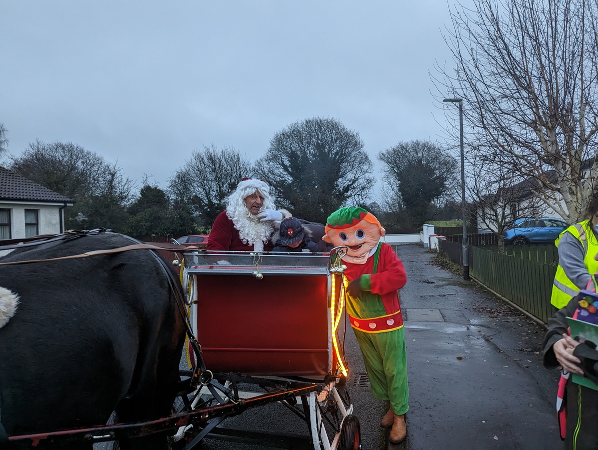 Santa Visits Killen 2022 - Coolough Drive  (11)